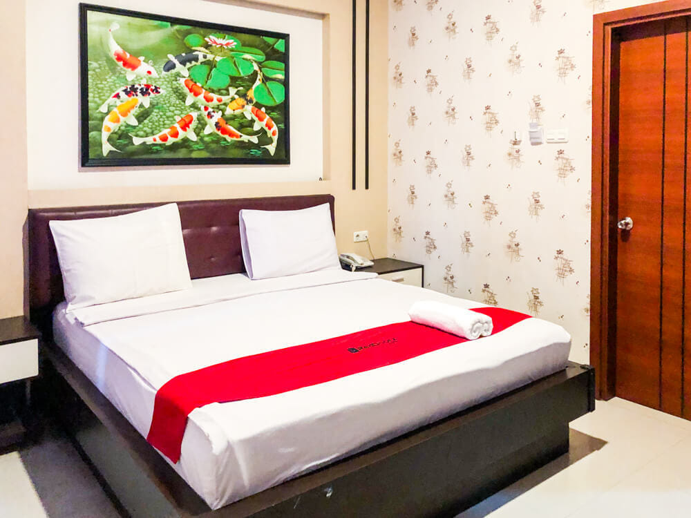RedDoorz Deluxe Room