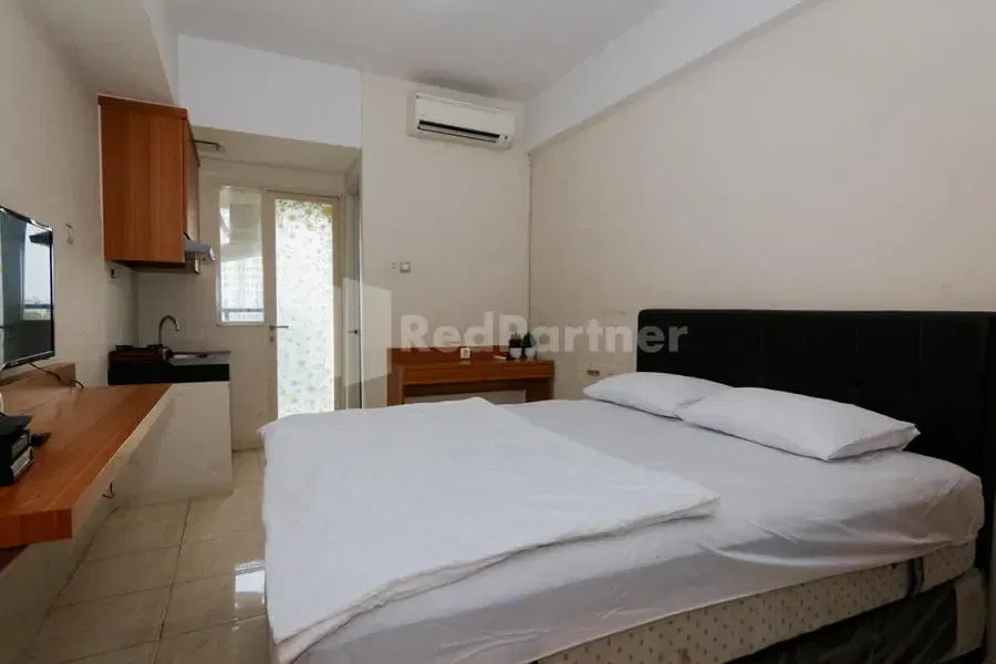 Book RedLiving Apartmen Green Lake View Hanna Property Tower C only