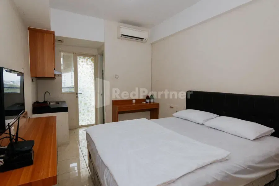 Book RedLiving Apartmen Green Lake View Hanna Property Tower C only