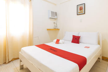 RedDoorz @ Golden Skye Hotel Guagua