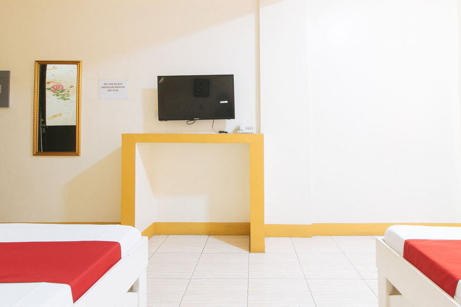 RedDoorz @ Golden Skye Hotel Guagua