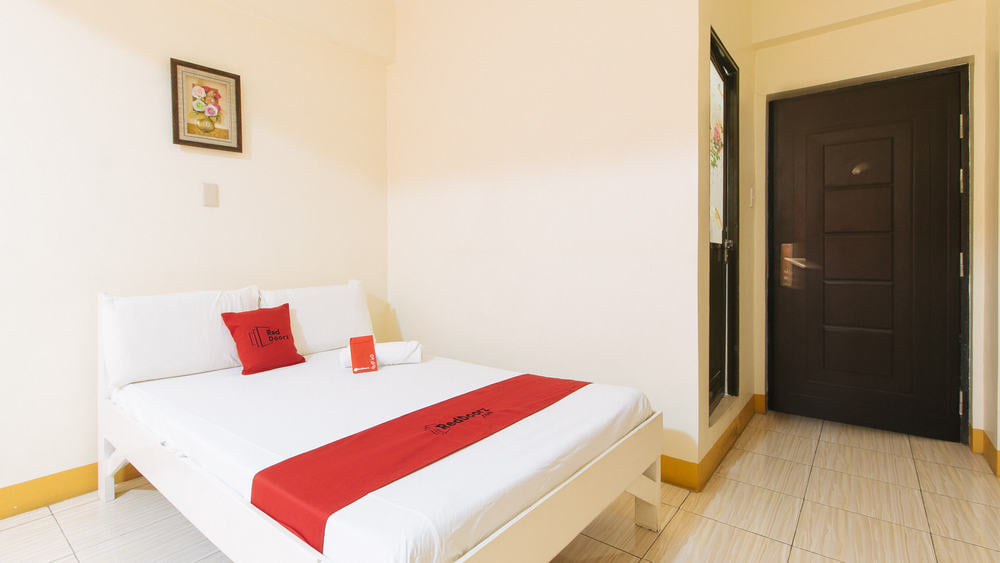 RedDoorz Deluxe Room