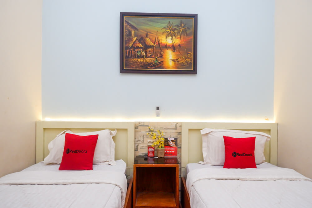 RedDoorz Twin Room
