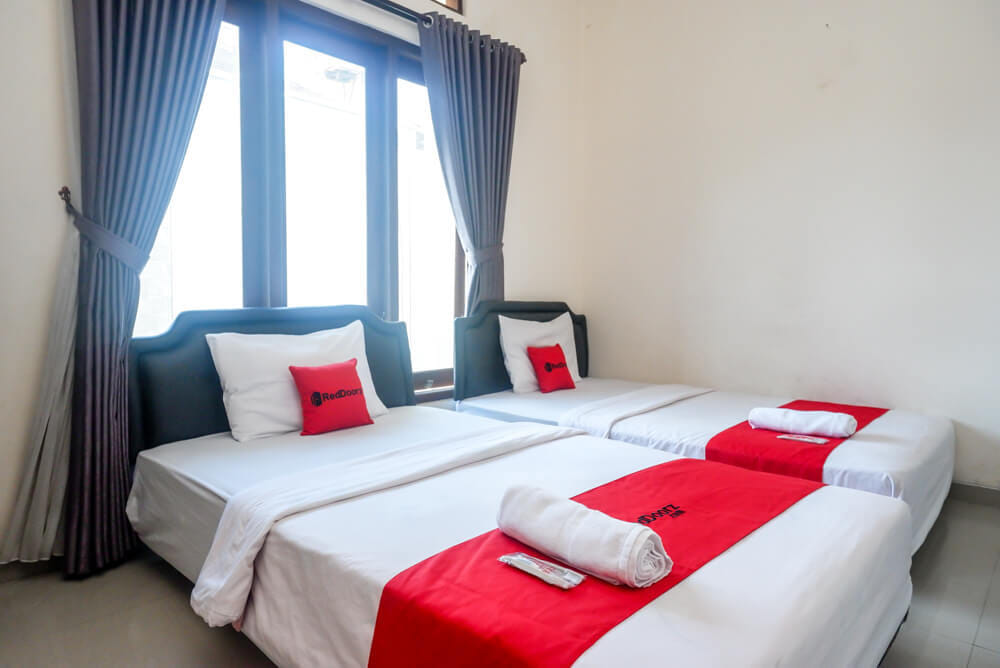 RedDoorz Twin Room