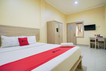 Reddoorz near Jalan Kolonel Haji Burlian Palembang 