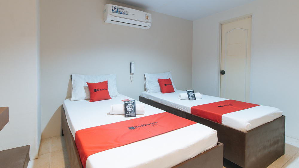RedDoorz Deluxe Twin Room