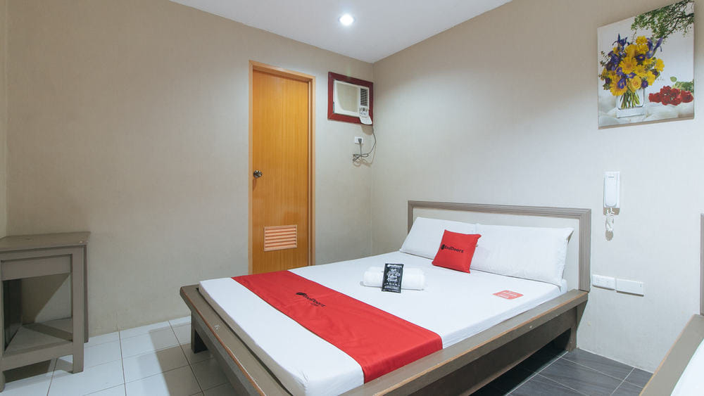 RedDoorz Twin Room