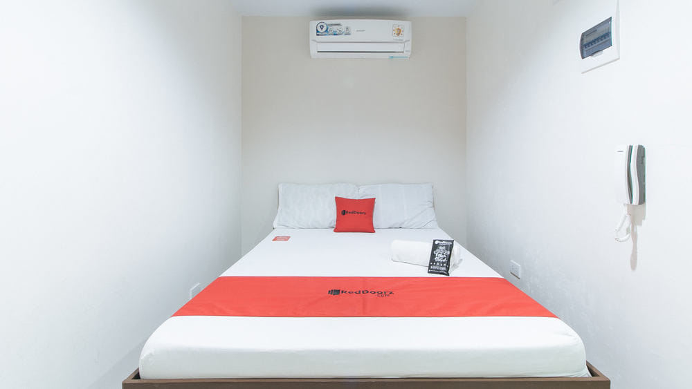 RedDoorz Deluxe Room
