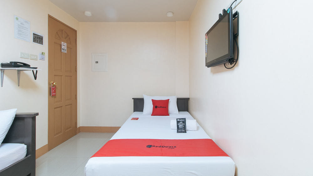 RedDoorz Triple Room