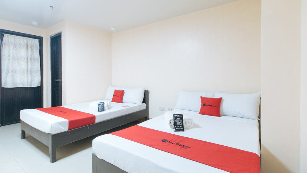 RedDoorz Quadruple Room