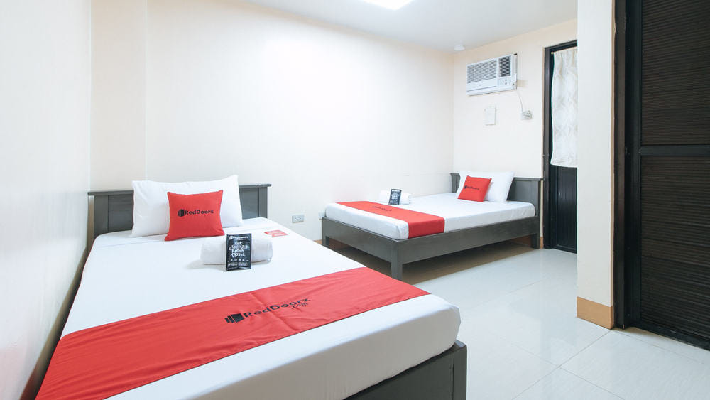 RedDoorz Twin Room