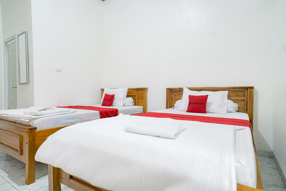 RedDoorz Twin Room