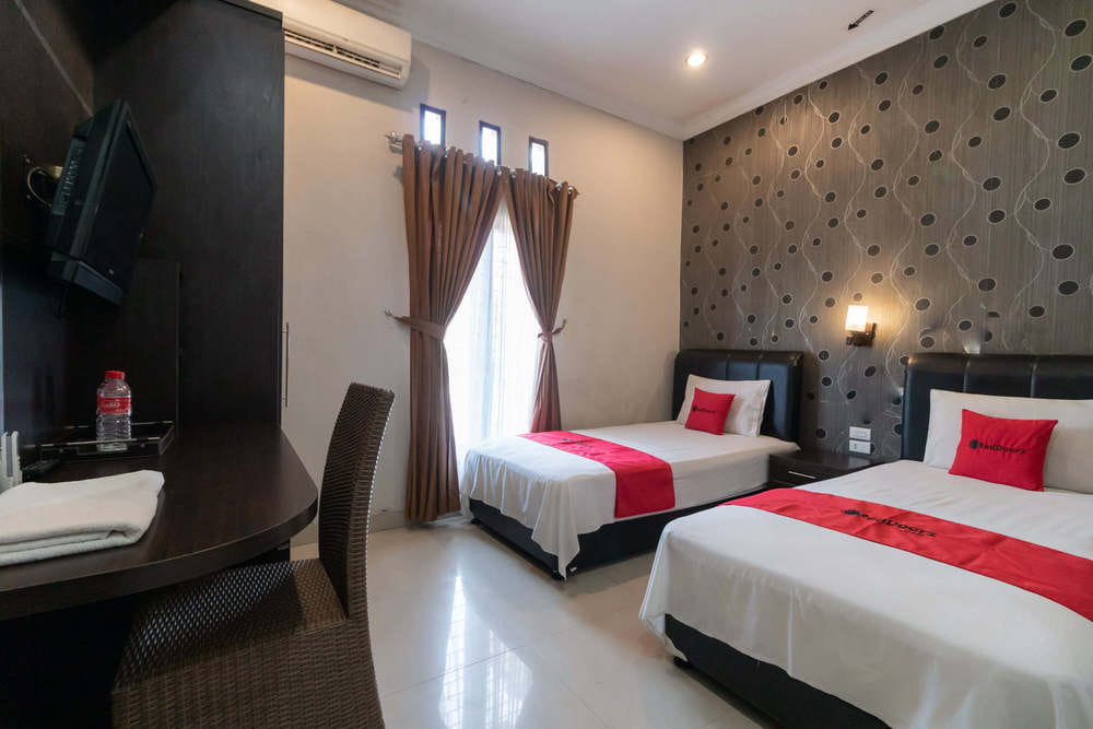 RedDoorz Twin Room