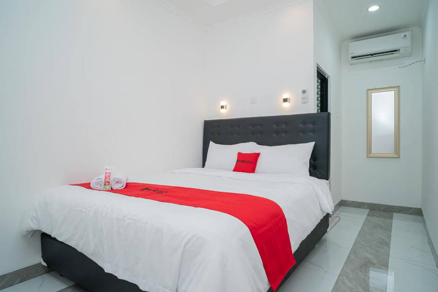 RedDoorz near Stasiun Senen