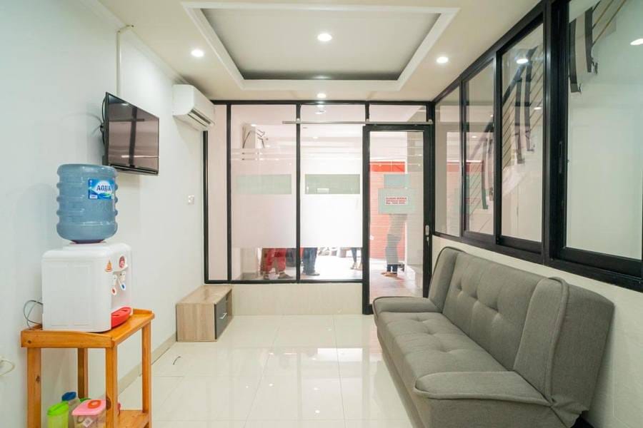 RedDoorz near Stasiun Senen