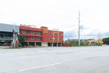 RedDoorz @ Golden Skye Hotel Guagua
