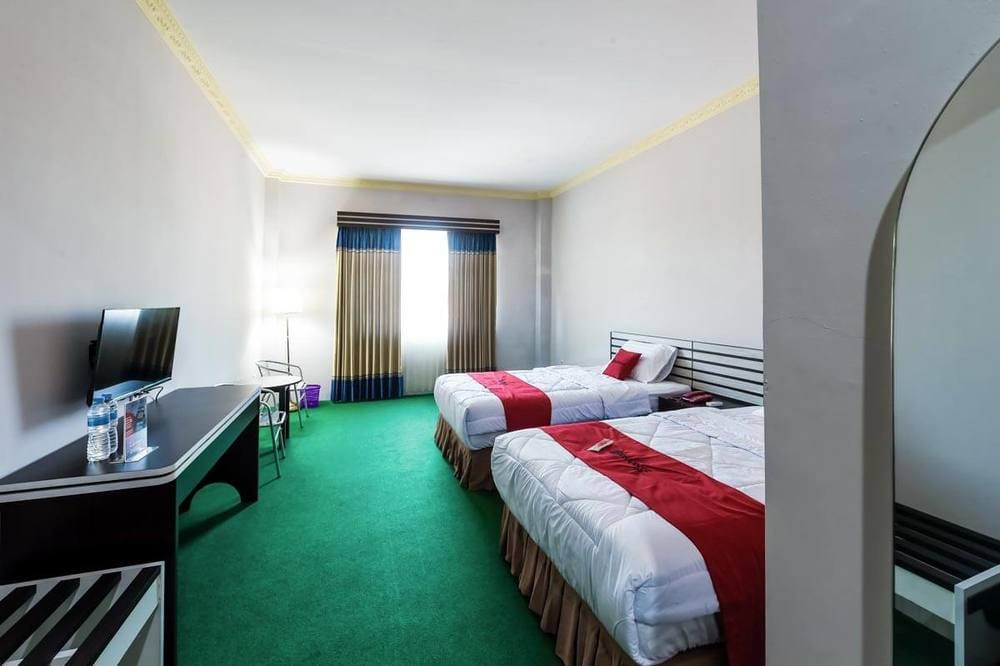 RedDoorz Twin Room