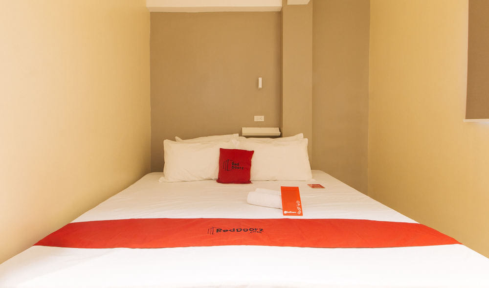 RedDoorz Deluxe Room