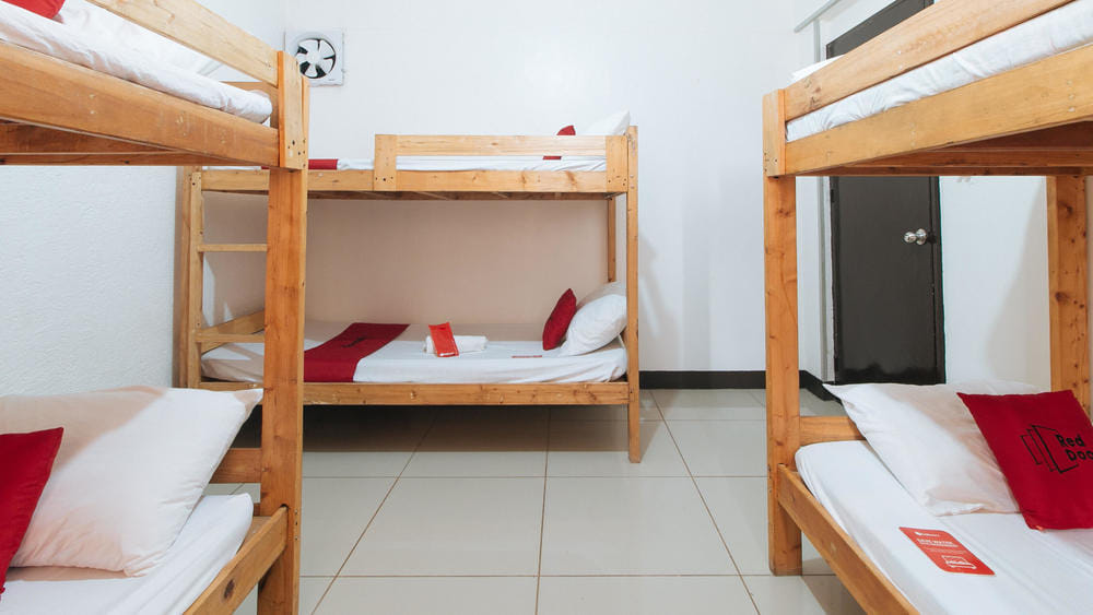 RedDoorz Family Room (8 Adults)