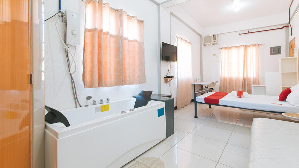 RedDoorz Deluxe Room with Jacuzzi