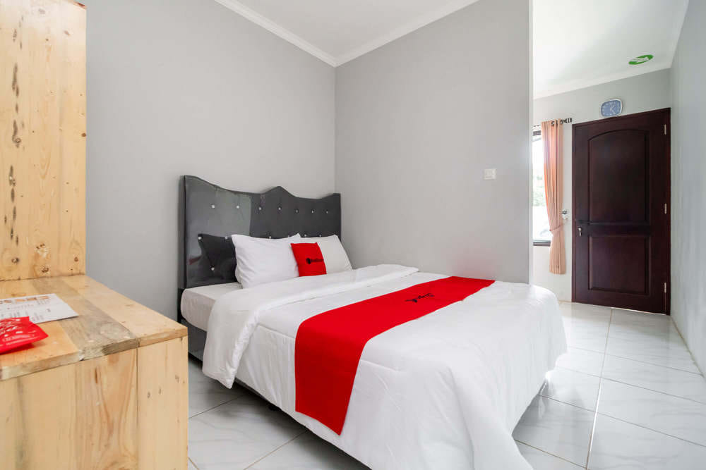 RedDoorz Superior Room