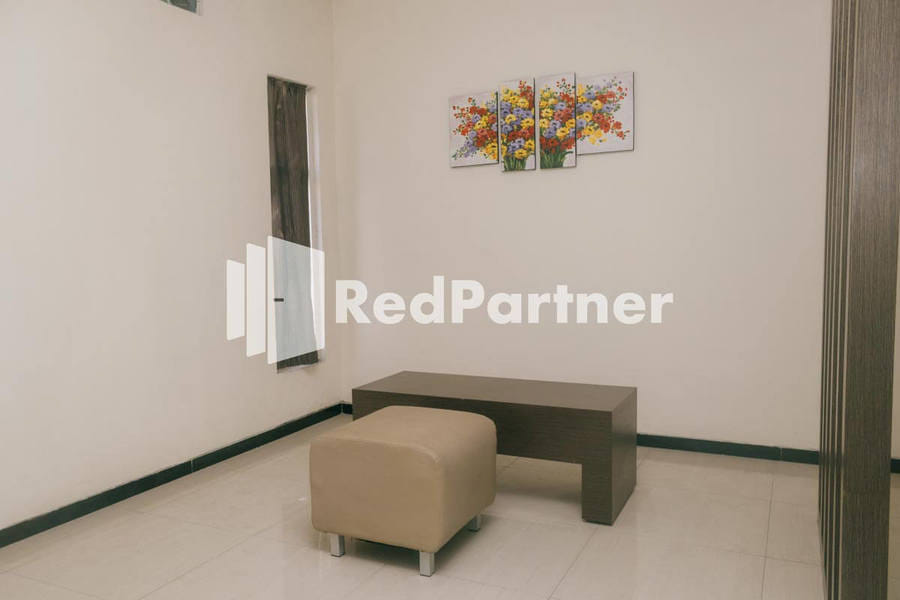 Pits Hotel RedPartner near Atom Mall