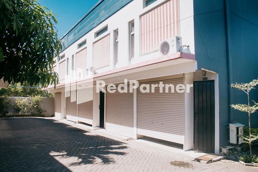 Pits Hotel RedPartner near Atom Mall