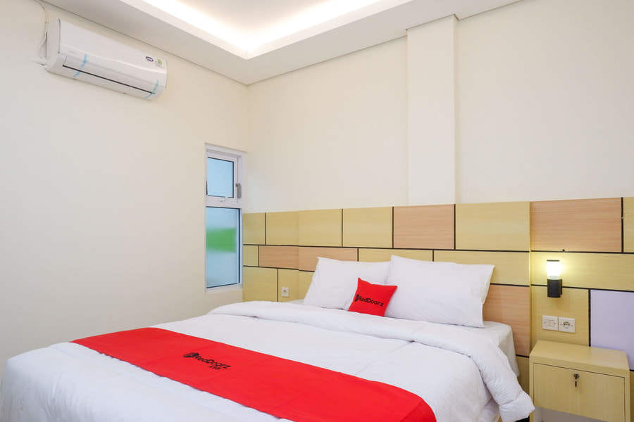 RedDoorz Plus near Pasar Gede Solo