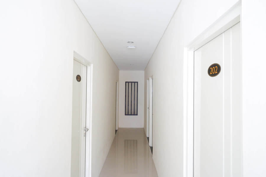 RedDoorz Plus near Pasar Gede Solo