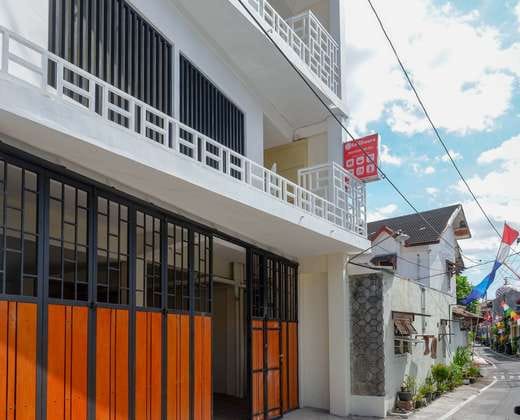 RedDoorz Plus near Pasar Gede Solo