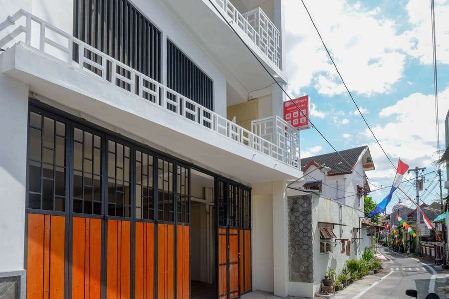 RedDoorz Plus near Pasar Gede Solo