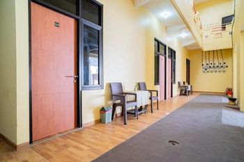 RedDoorz Syariah near Jembatan Merah Plaza