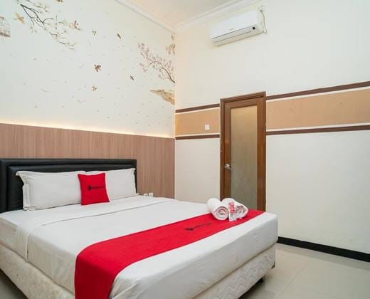 RedDoorz Syariah near Marvel City Mall 2