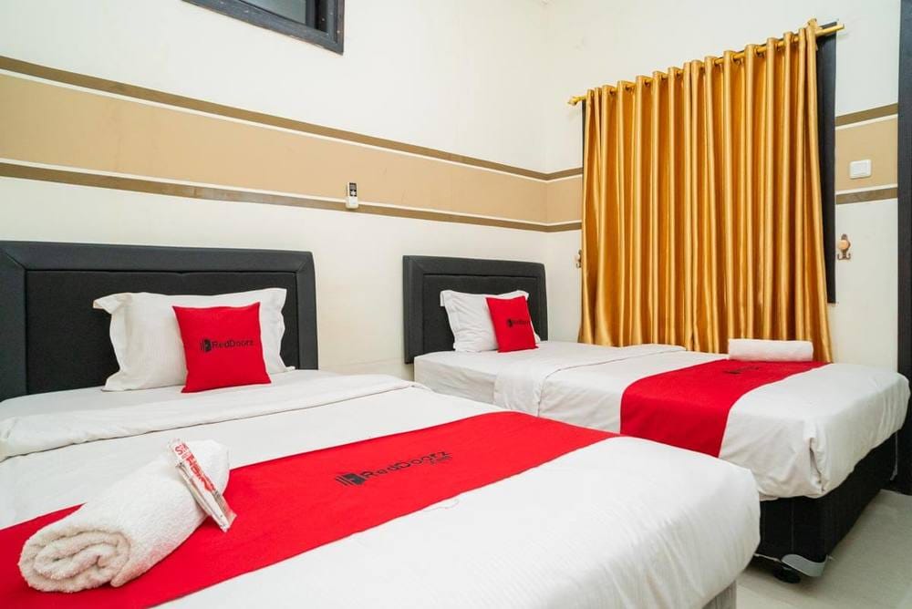 RedDoorz Twin Room