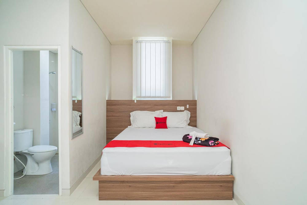 RedDoorz Deluxe Room