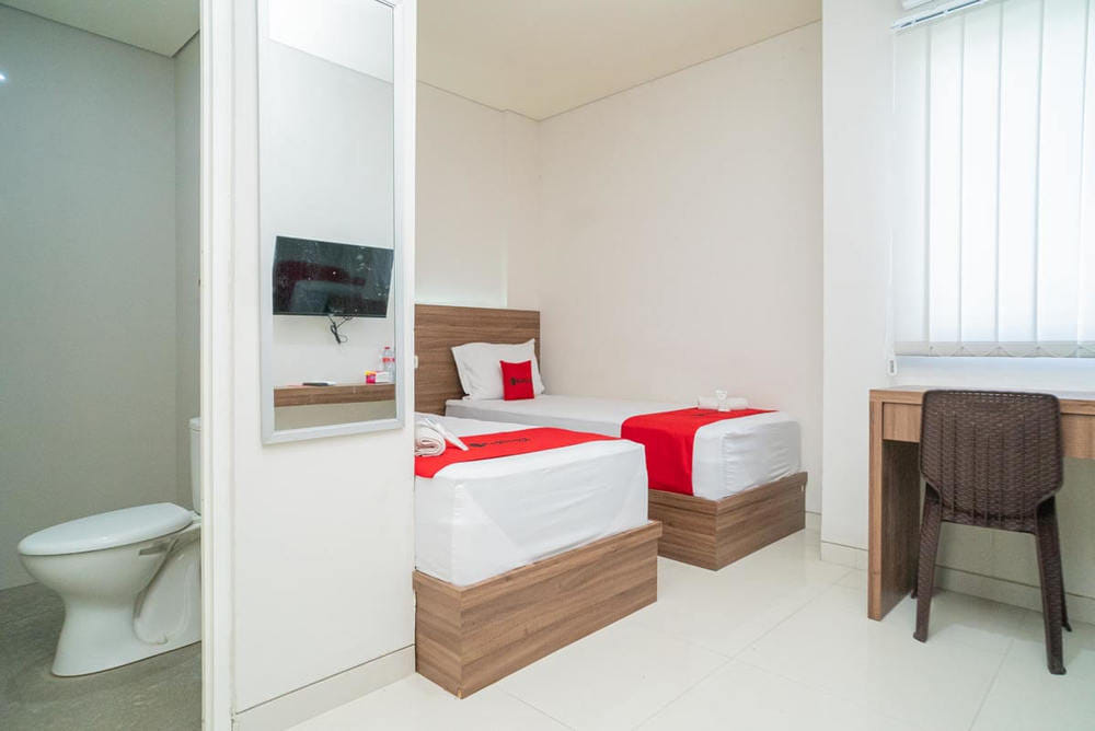 RedDoorz Twin Room