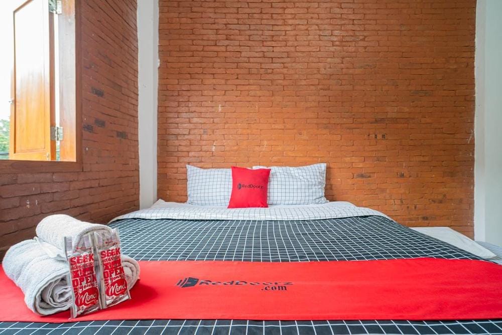 RedDoorz Room