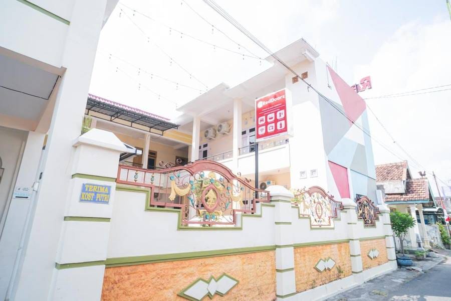 RedDoorz Syariah @ Aura Homestay