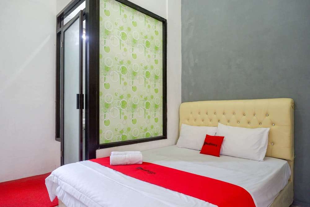 RedDoorz Deluxe Room