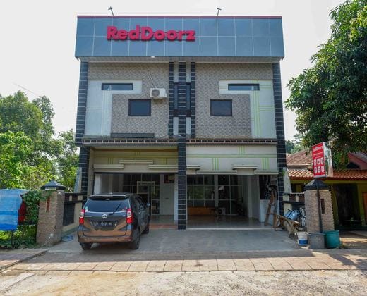RedDoorz Syariah near Alun Alun Kajen