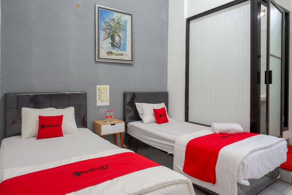 RedDoorz Twin Room