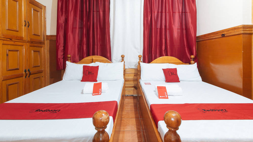 RedDoorz Quadruple Room