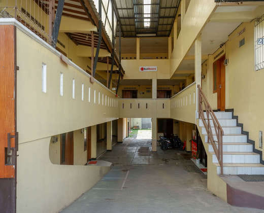 RedDoorz Syariah near GOR Satria 4