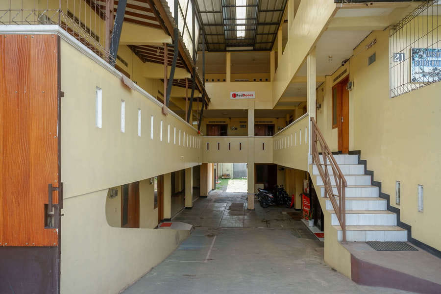 RedDoorz Syariah near GOR Satria 4