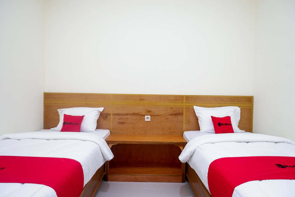 RedDoorz Twin Room