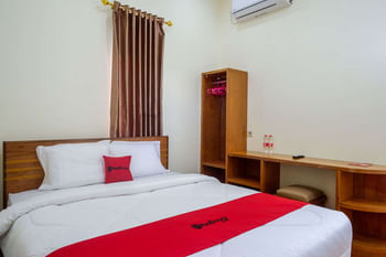RedDoorz near Rita Supermall Purwokerto 2