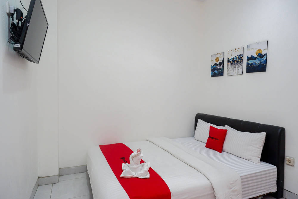 RedDoorz Deluxe Room