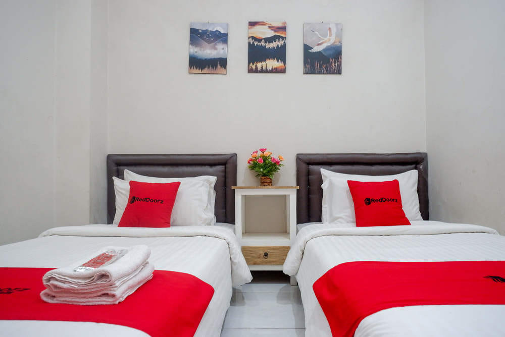 RedDoorz Twin Room