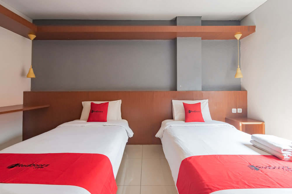 RedDoorz Deluxe Twin Room