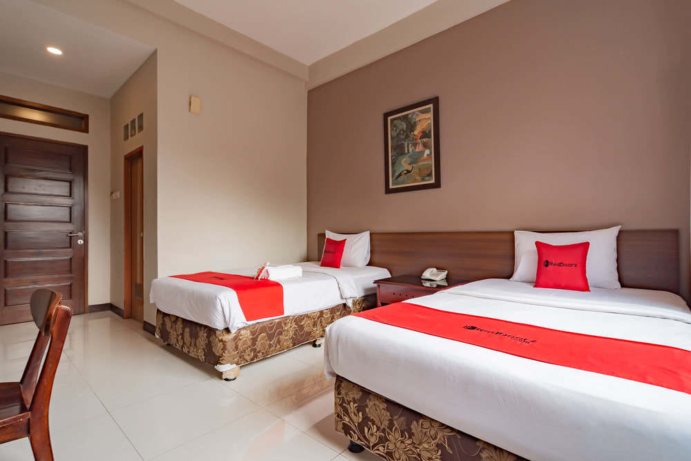 RedDoorz Twin Room